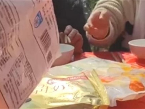 男子吃席发现村里开始上预制菜 预制菜行业渗透是好是坏