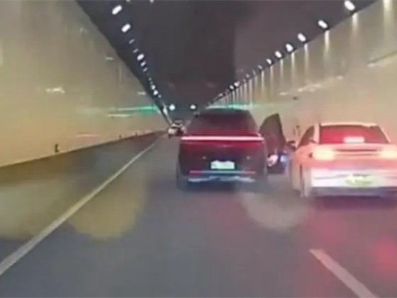 汽车在隧道内突然开车门疑恶意别车 涉事人员已被传唤