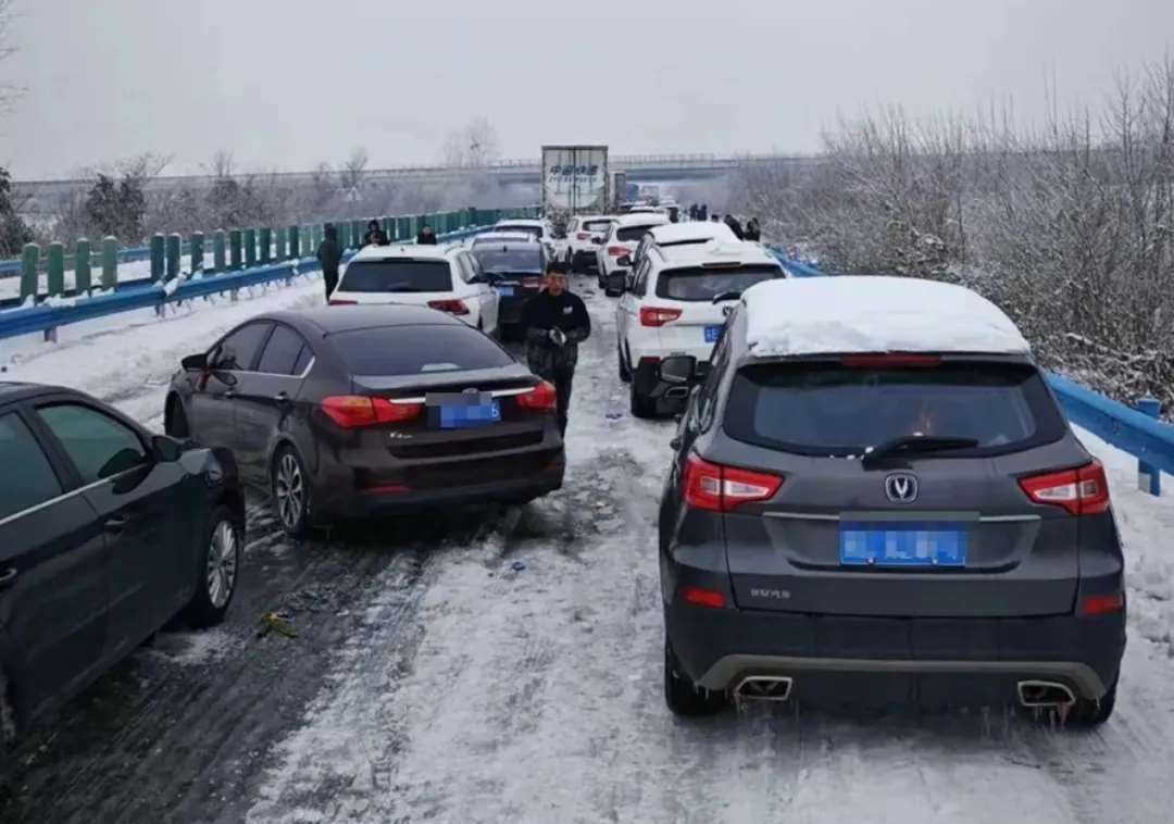 暴雪致高速瘫痪车主被困十小时 暴雪为交通带来哪些隐患 第3张